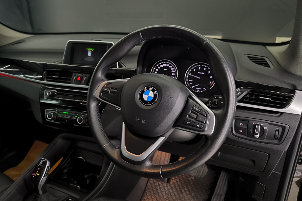 BMW X1 sDrive 18i AT ปี 2020 #12