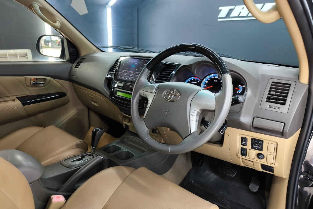 TOYOTA FORTUNER 3.0 [V] AT ปี 2011 #5