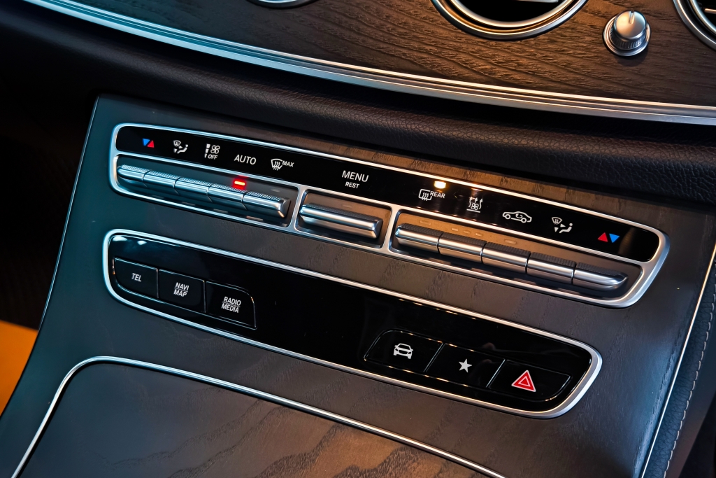 MERCEDES-BENZ E-CLASS E 300 e AMG Dynamic AT ปี 2022 #9