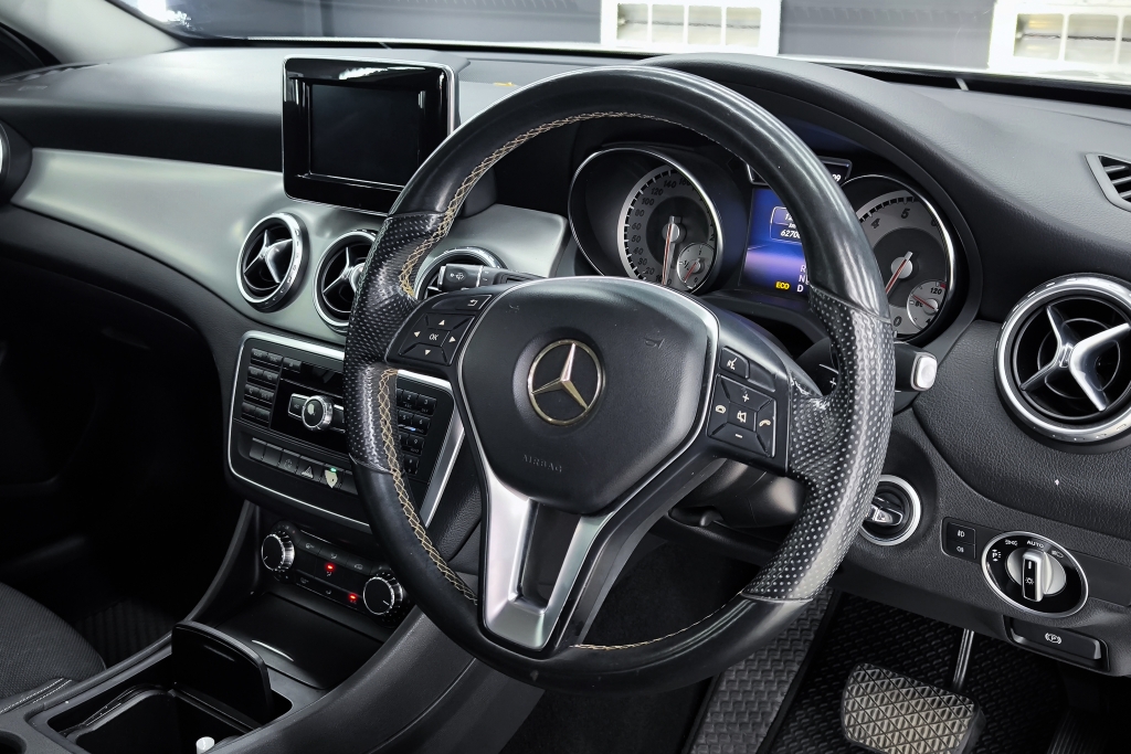 MERCEDES-BENZ GLA-CLASS GLA 200 AT ปี 2015 #10