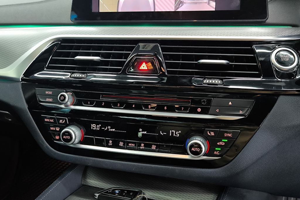 BMW SERIES 5 530e M sport AT ปี 2020 #9