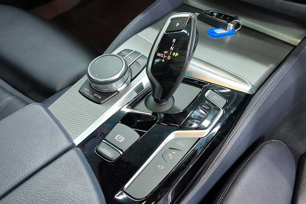 BMW SERIES 5 530e M sport AT ปี 2020 #10